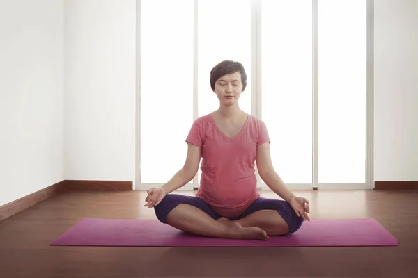 Pregnant woman exercising — Stock Photo, Image