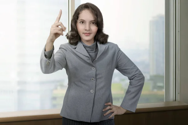 Mujer de negocios señalando algo — Foto de Stock