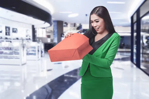 Mujer de negocios abriendo bolsa de salto — Foto de Stock