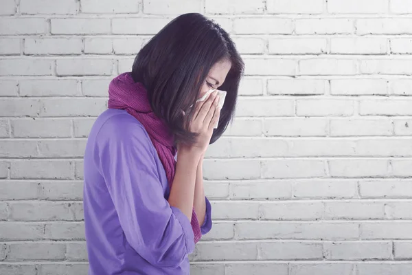 Frau hält Gewebe in Nase — Stockfoto