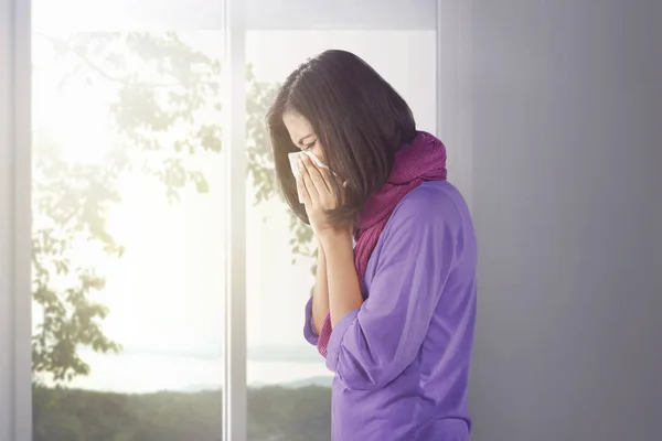 Vrouw bedrijf weefsel in de neus — Stockfoto