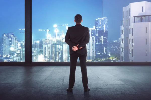 Businessman looking at cityscape — Stock Photo, Image