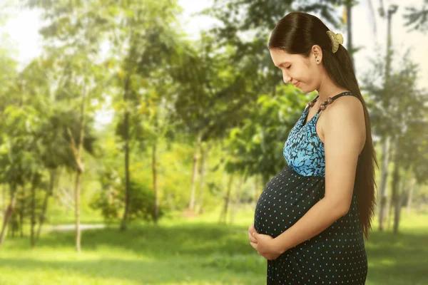 Donna incinta che tocca la pancia — Foto Stock