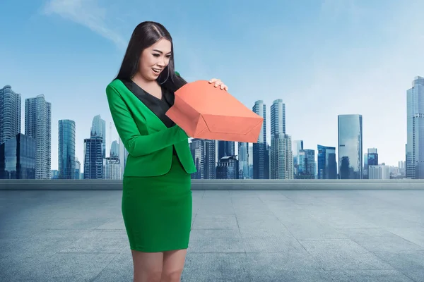 Businesswoman opening shopping bag — Stock Photo, Image