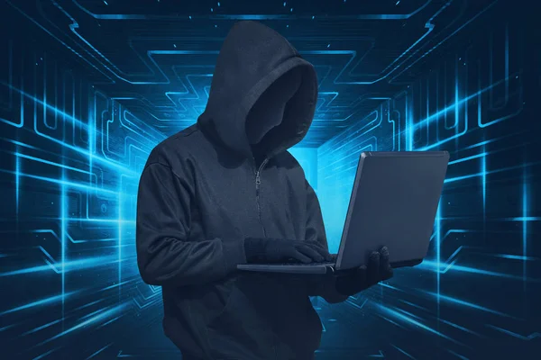 Hacker segurando laptop — Fotografia de Stock
