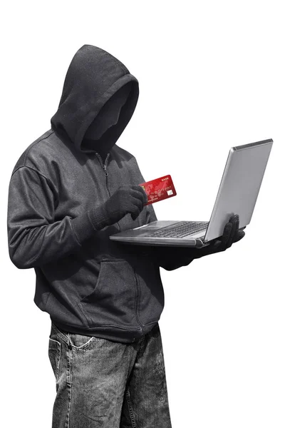 Hacker em máscara segurando laptop e cartão — Fotografia de Stock