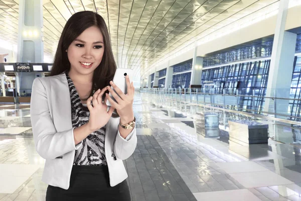 Businesswoman chatting on mobile phone — Stock Photo, Image