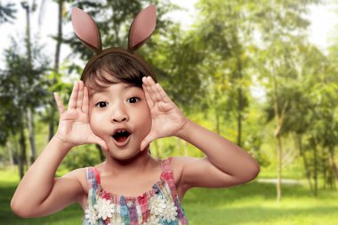 tavşan kulakları giyen kız