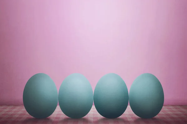 Satır Paskalya yumurta üstünde okul sırası — Stok fotoğraf
