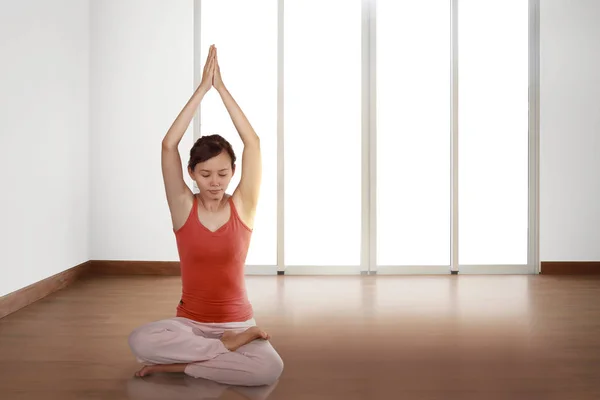 Азиатка практикующая йогу — стоковое фото