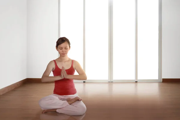 Junge asiatische Frau macht Yoga — Stockfoto