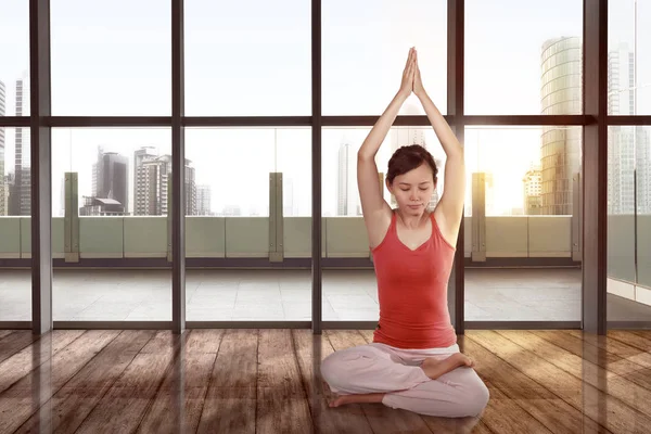 Jonge Aziatische vrouw praktizerende yoga — Stockfoto