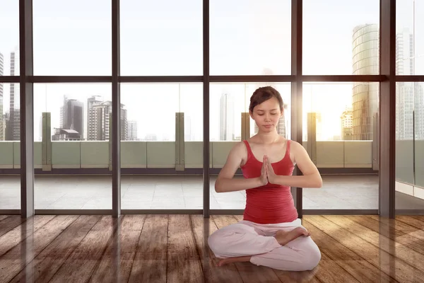 Giovane donna asiatica che fa yoga — Foto Stock