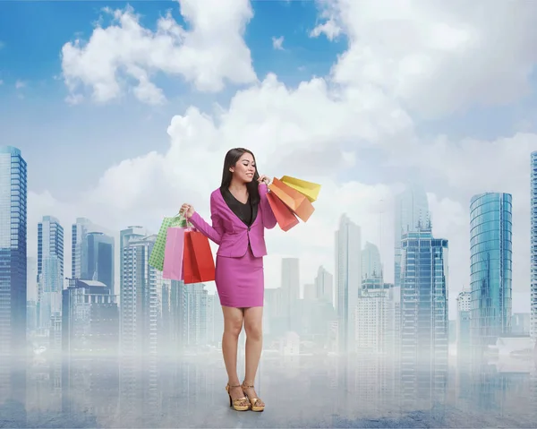 Hermosa mujer de negocios asiática con bolsas de compras —  Fotos de Stock