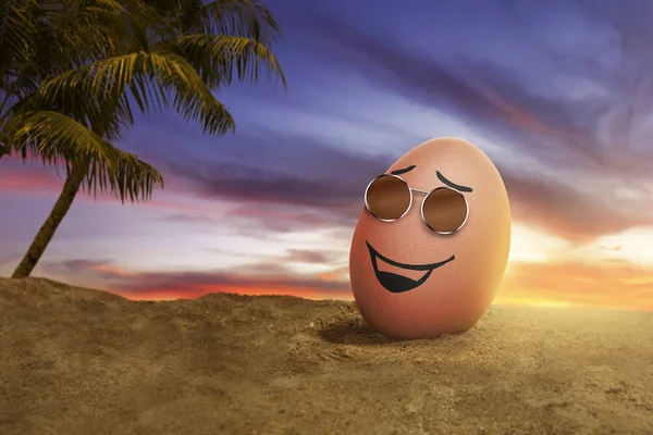 Ovo de Páscoa feliz com óculos de sol na praia — Fotografia de Stock