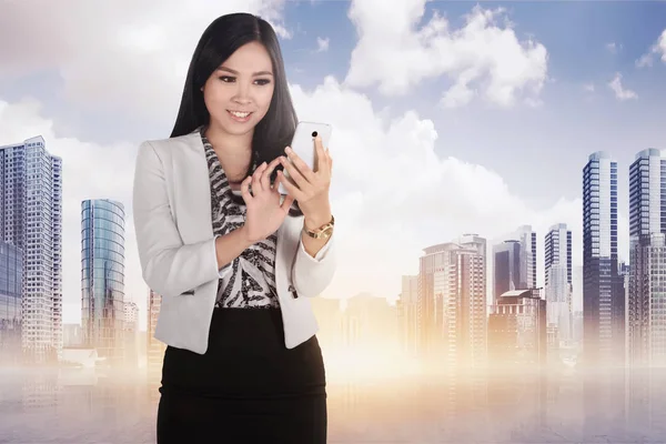 Krásná asijská žena pomocí mobilního telefonu — Stock fotografie