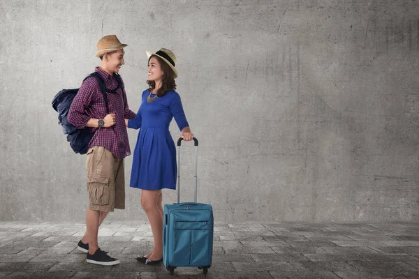 Jeune couple asiatique avec des valises — Photo