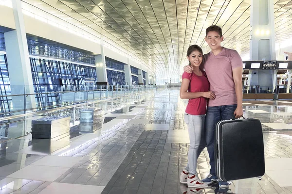Par som håller bagage väskor till resor — Stockfoto