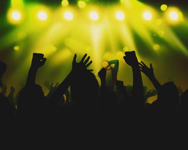 Siluet kalabalık bir müzikal performans sırasında