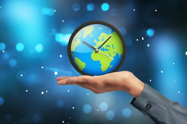Mensen hand weergegeven: earth globe klok — Stockfoto