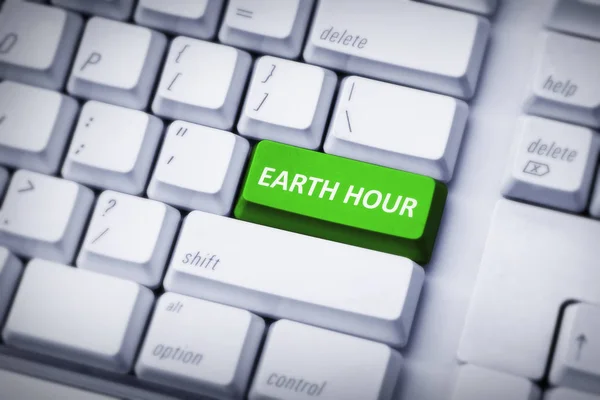 Час Земли на белой и зеленой клавиатуре — стоковое фото