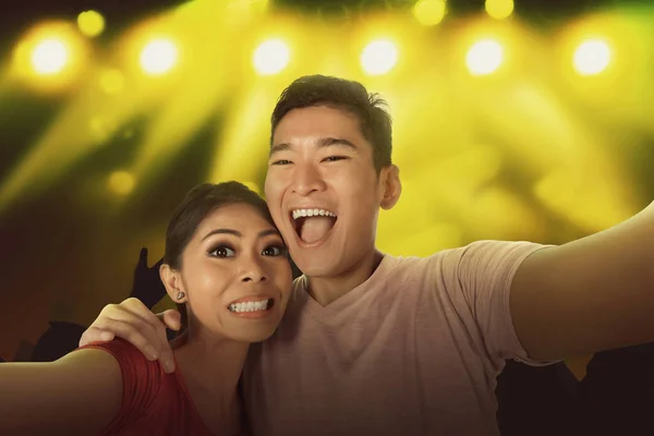 Fiatal ázsiai pár selfie, a tömeg — Stock Fotó