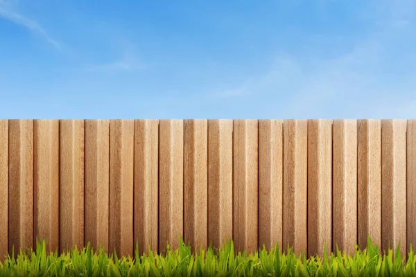 Campo di erba verde con recinzione in legno — Foto Stock