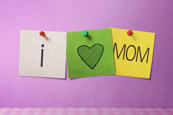 Feliz Día de las Madres mensaje escrito en papel de nota — Foto de Stock