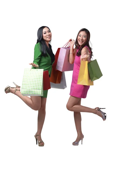 Sorrindo duas mulheres asiáticas com sacos de compras coloridos — Fotografia de Stock