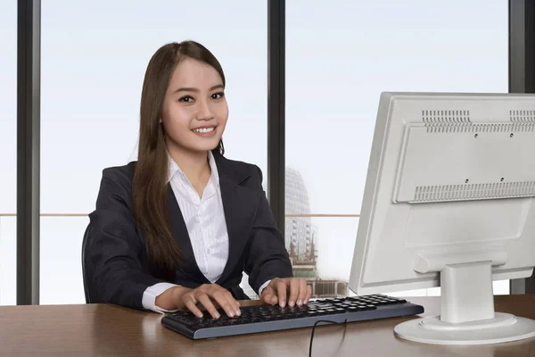 Bilgisayar ile çalışan genç Asya iş kadın — Stok fotoğraf