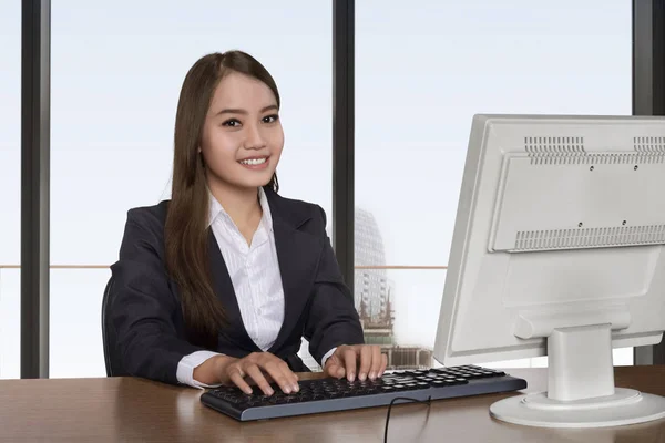 Mujer de negocios que trabaja con computadora — Foto de Stock