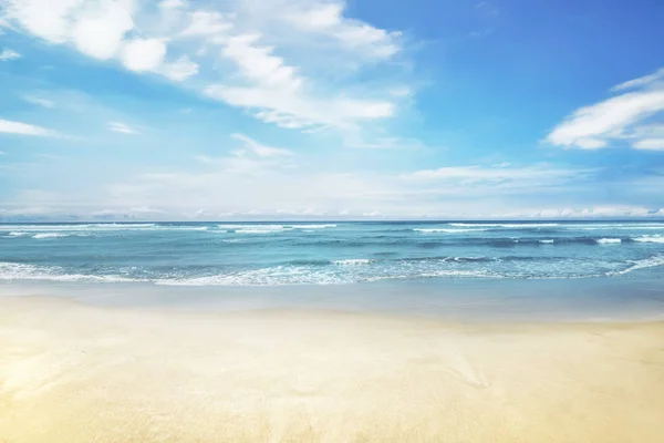 美丽的风景的海景与蓝蓝的天空 — 图库照片