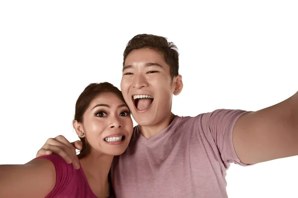 Engraçado asiático casal tomando selfie — Fotografia de Stock