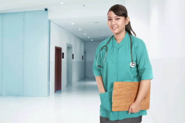 Médecin femme avec stéthoscope — Photo