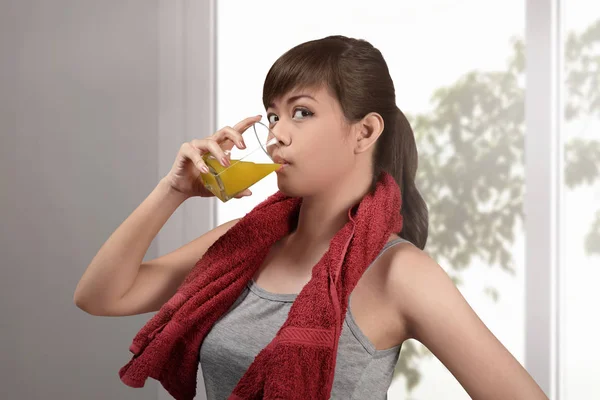 Szczęśliwa kobieta azjatyckich napój naturalny sok pomarańczowy — Zdjęcie stockowe