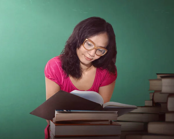 Aziatische vrouw lezen van een boek — Stockfoto