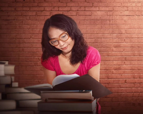 Een vrouw die een boek leest — Stockfoto