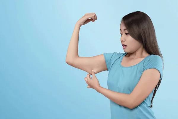 Mujer perdiendo músculo en su brazo — Foto de Stock