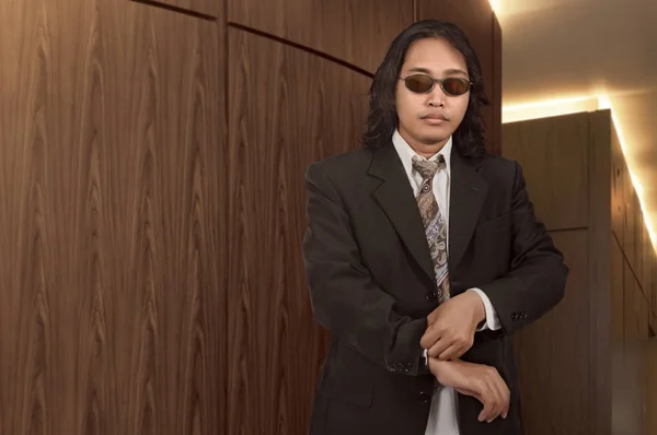 Entspannter asiatischer Geschäftsmann mit Brille — Stockfoto