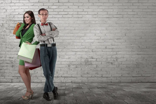 Funny asian man standing with shopping woman — Stock Photo, Image