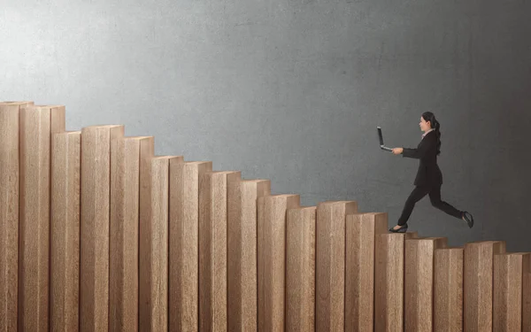 Femme d'affaires marchant sur l'escalier — Photo