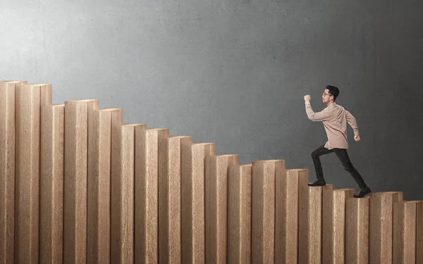 Schöner asiatischer Geschäftsmann zu Fuß die Treppe hinauf — Stockfoto