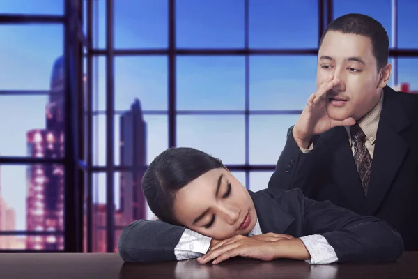 Aziatische zakenman na slapen zijn partner — Stockfoto