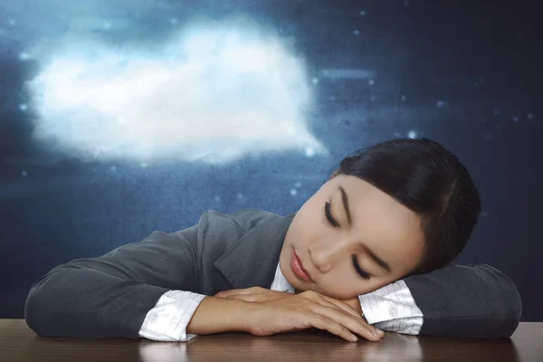 仕事で机で眠る女性、ビジネス — ストック写真