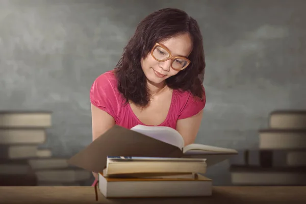 Charmante Aziatische vrouw — Stockfoto