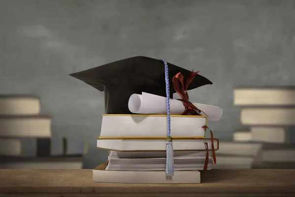 毕业帽上面堆栈书 — 图库照片