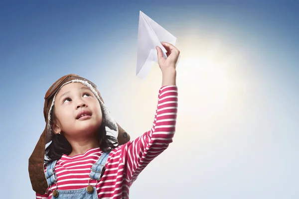 Asiático niño chica con papel avión — Foto de Stock