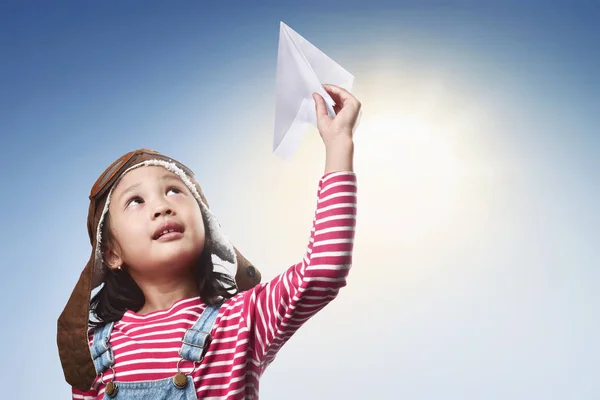 Asiático niño chica con papel avión —  Fotos de Stock