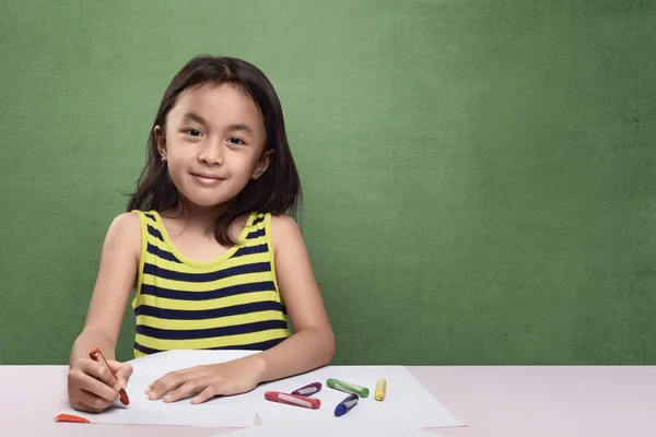 Asiático niño dibujo con colorido crayón — Foto de Stock