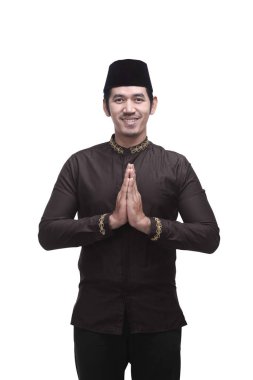 Müslüman adam ayakta ve dua